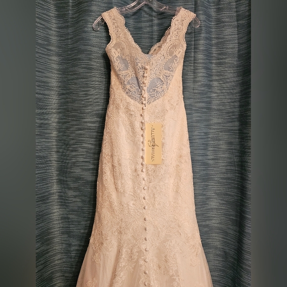 Allure Bridals Lace Wedding dress with sleeve, mermaid style 9322 - Picture 8 of 16